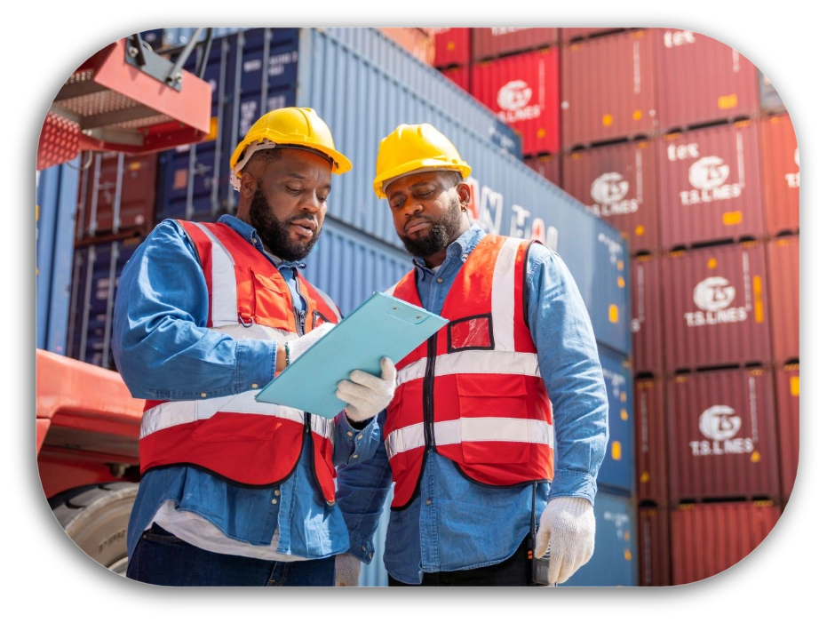 Arbeiter an einem Hafen vor einer bevorstehenden Container-Verschiffung.